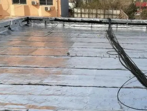 达州市卫生间漏水维修公司分享下达州市屋面楼顶防水刚性防水层施工要点。